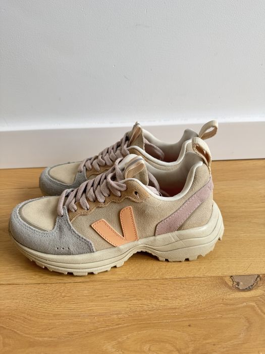 Veja Venturi Suede w kultowej, pastelowej kolorystyce Almond Peach Multico 36