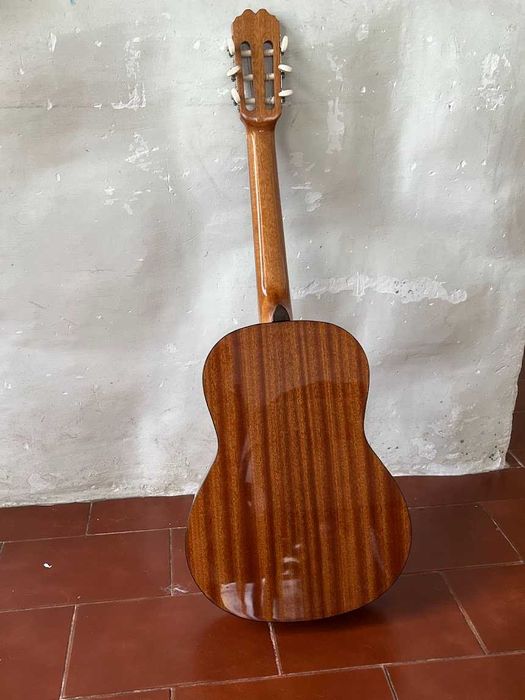 Guitarra Clássica 3/4 Alba com apoio pé e afinador Fender, como nova!