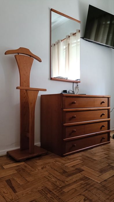 Mobiliário de quarto em pinho mel