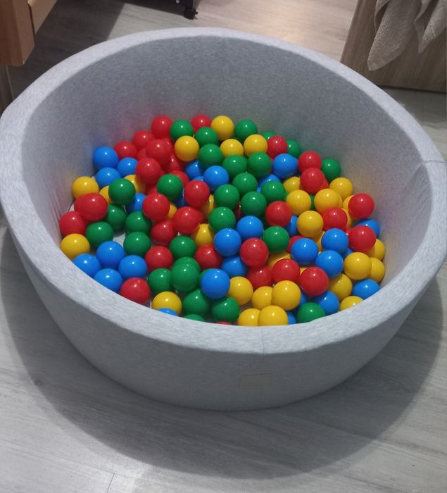 Suchy basen z kulkami