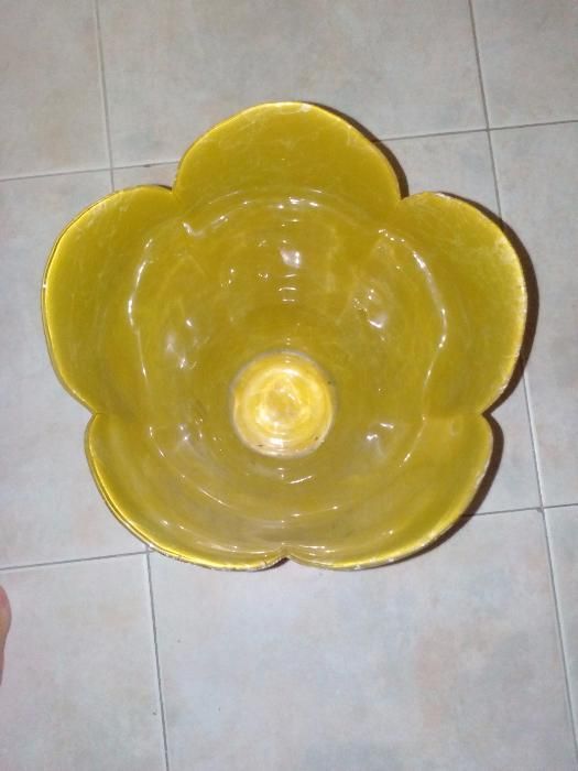 jarra decorativa de vidro amarelo