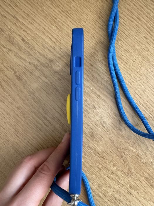 Чохол зі шнурком на iPhone 13