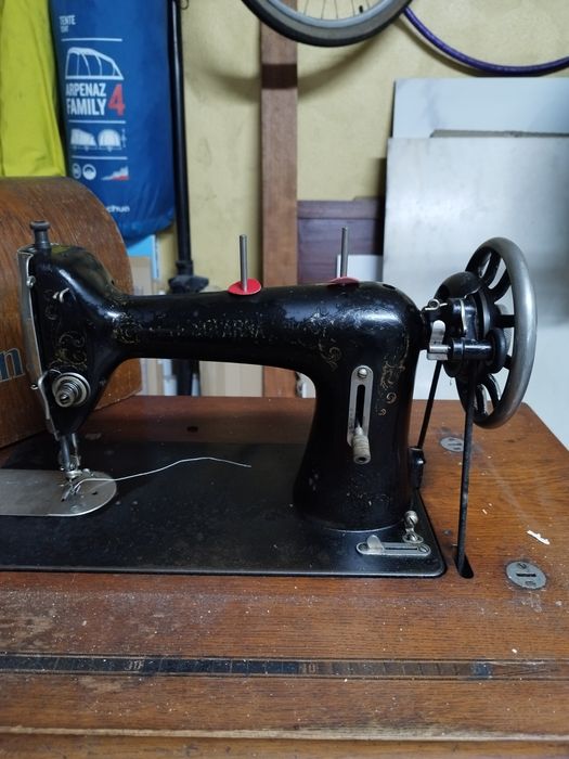Máquina costura antiga HUSQVARNA completa c/ mesa