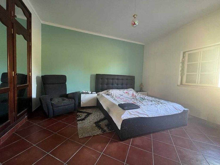 Quinta para venda com 2 moradias prontas e uma área de 9820 metros quadrados.