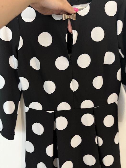 Czarba sukienka w białe grochy