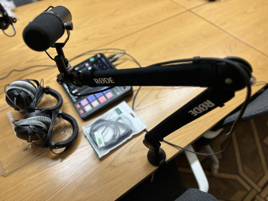 Studio podcastowe RODECaster Pro II, Shure SM7B, RODE PSA1+, DT770Pro
