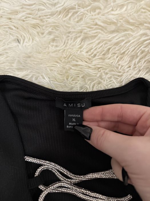 Чорний божі з красивим декольте