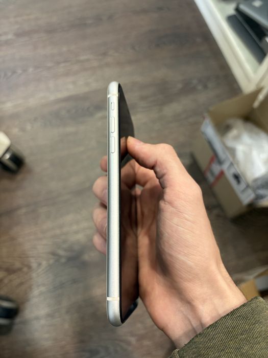iPhone 11 64 White Sim Locked