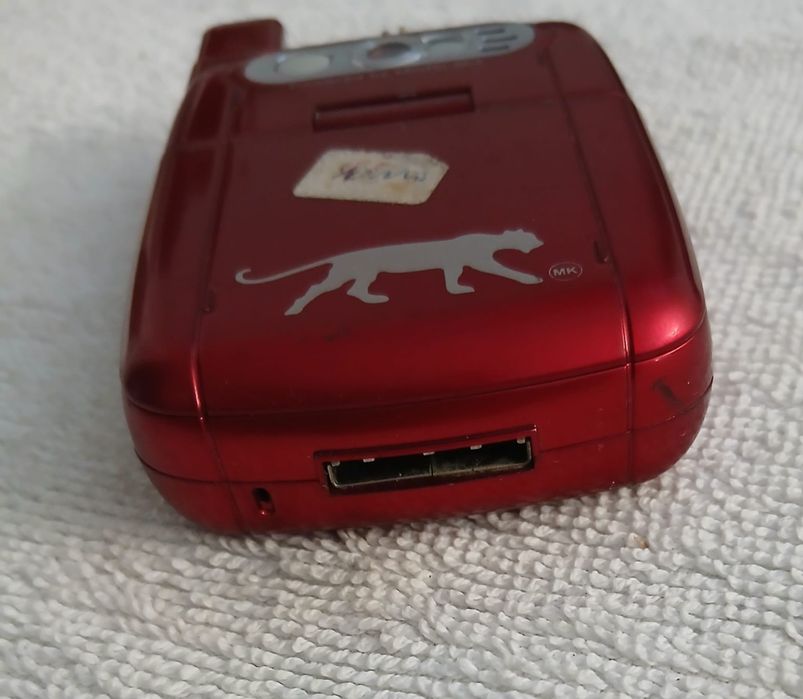 Telémovel pequeno Falta Carregador