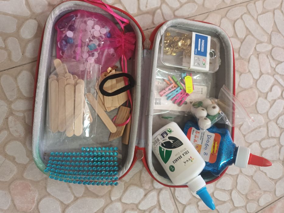 Caixa com material de bricolage e outros