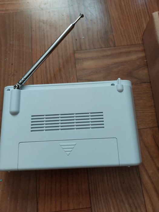 Małe radyjko UKF na akumulator.