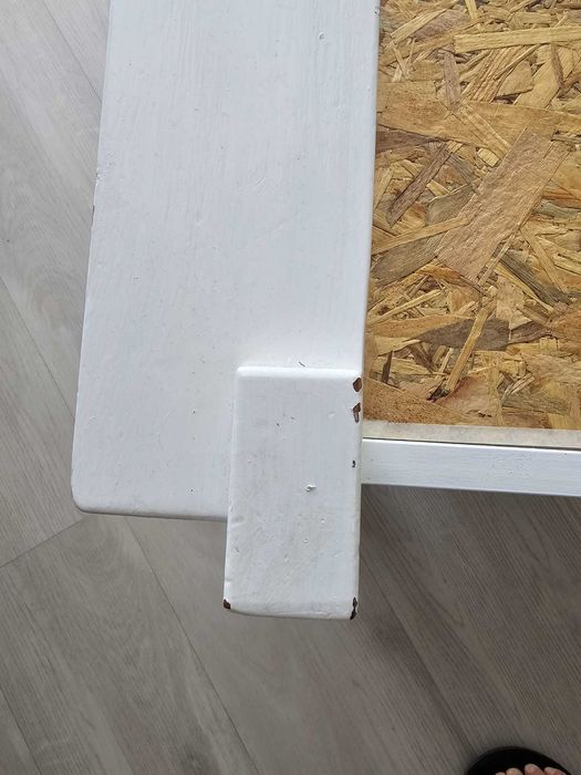 Cadeirão de madeira com almofadas