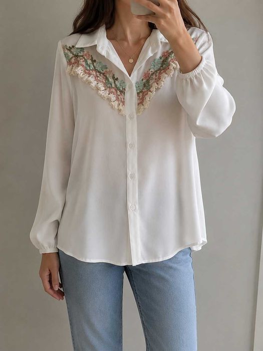 Camisa Branca Meia-Manga com Bordado Flores