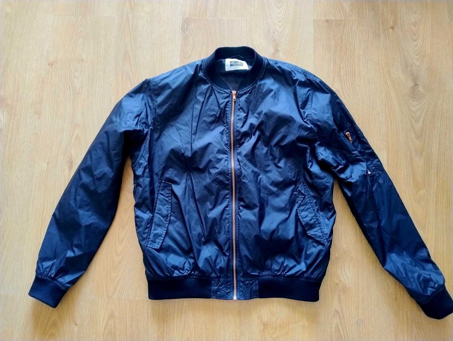 czarna nylonowa kurtka bomberka Weekday M