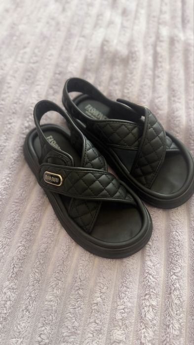 Босоніжки на дівчинку