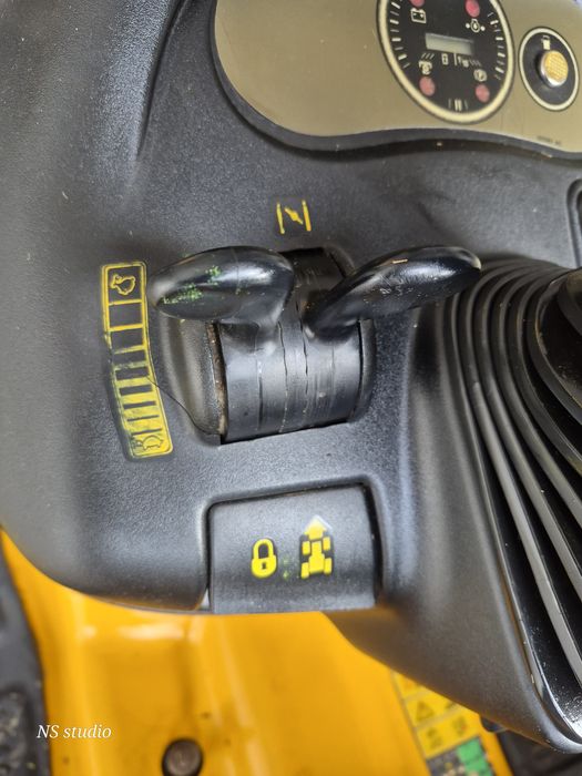 Trator corta-relva Hidrostático 720cc 25cv Dir. Assistida | Corte 1,4m