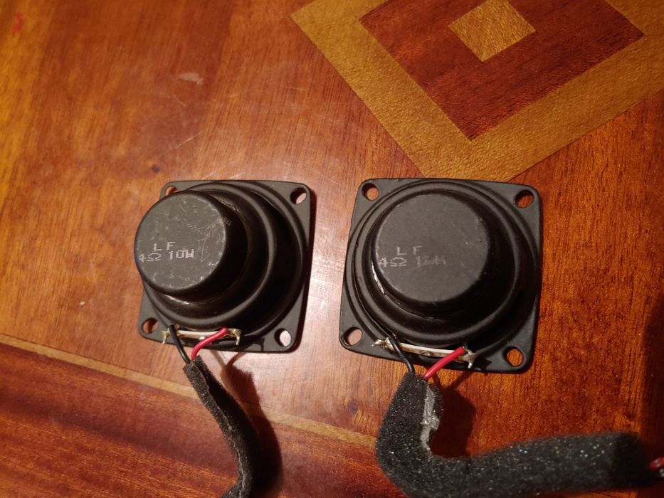 Динамики от разных колонок Є тільки ті що на фото інакших немає.