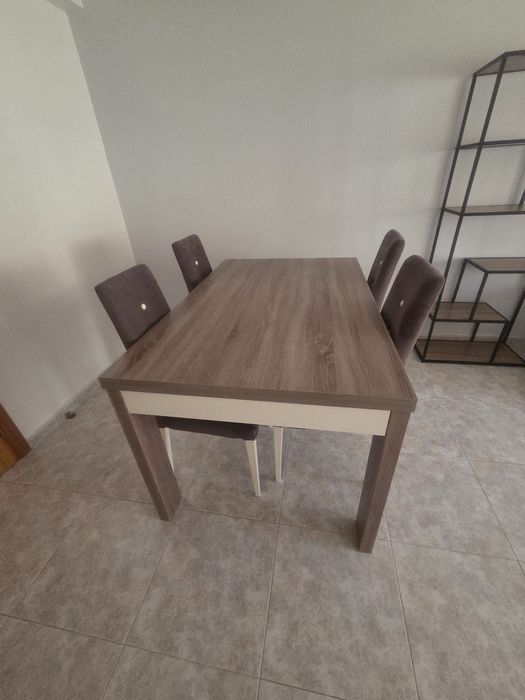 Mesa com 4 cadeiras