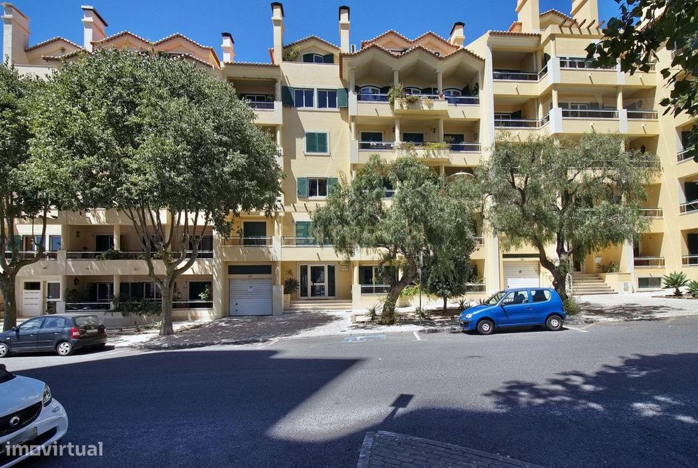 T2 Parede (Buzano) com terraço para arrendar mobilado.