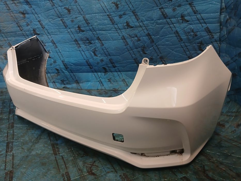 Zderzak tylny tył TOYOTA COROLLA E21 sedan  1L0  040 kolor 1f7 070