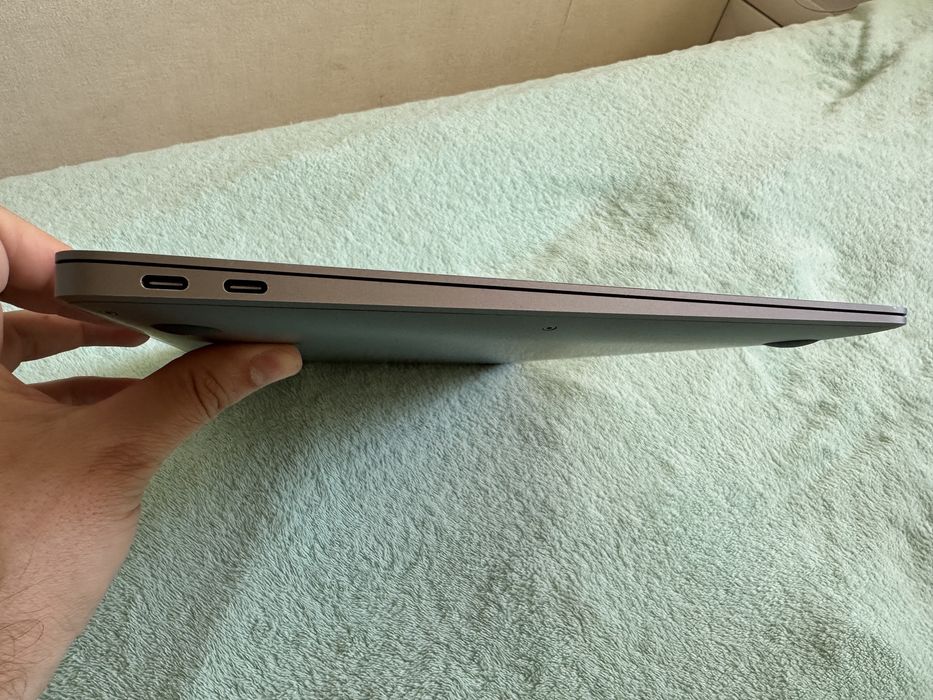 Macbook Air 13 Retina дисплей (2019 год, а1932) идеал