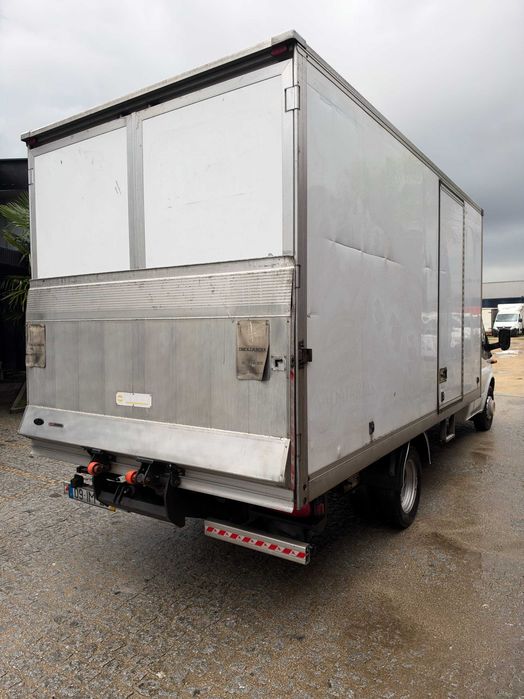 Carrinha Ford Transit contentor com plataforma elevatoria