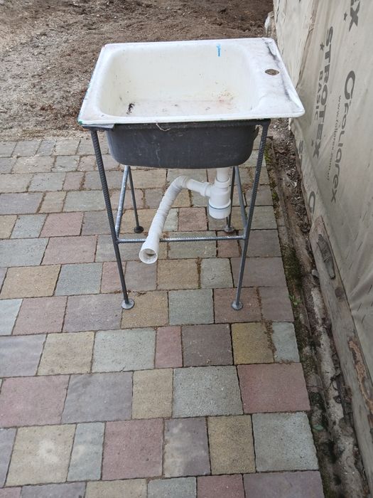 Продам раковину на ніжках.