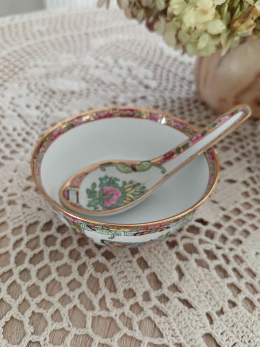 PRL Stara chińska porcelana miseczka i łyżeczka pięknie zdobiona kolor