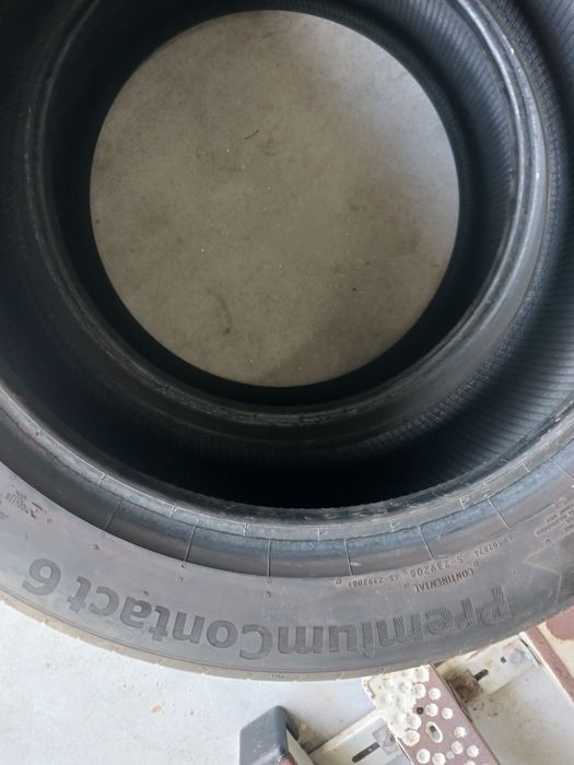 Vendo pneus semi-novos 225/50/17 Continental