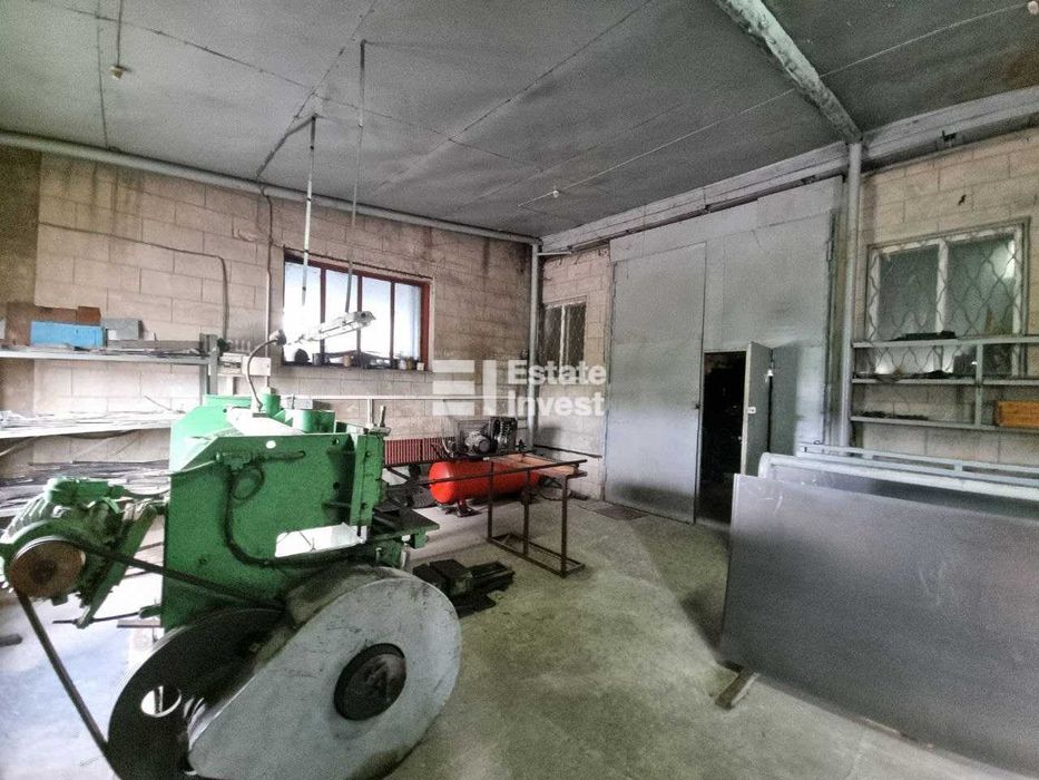 Продам виробничі приміщення по вул. Лугопарківська, 2