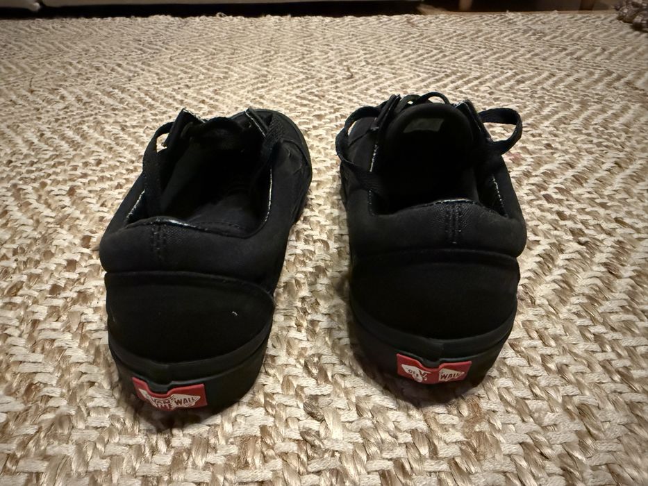 Tens Vans pretos