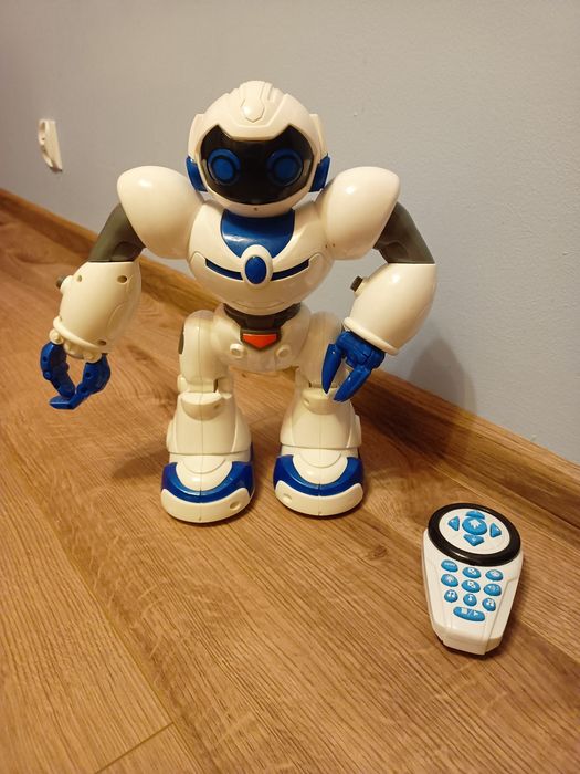 Robot interaktywny chodzący