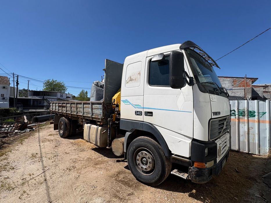 Camião volvo tribasculante com grua em bom estado