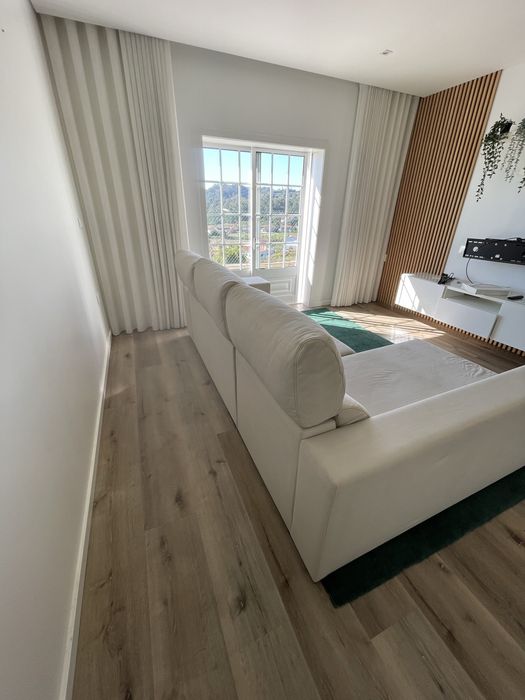 Sofa com chaise longue elevatorio