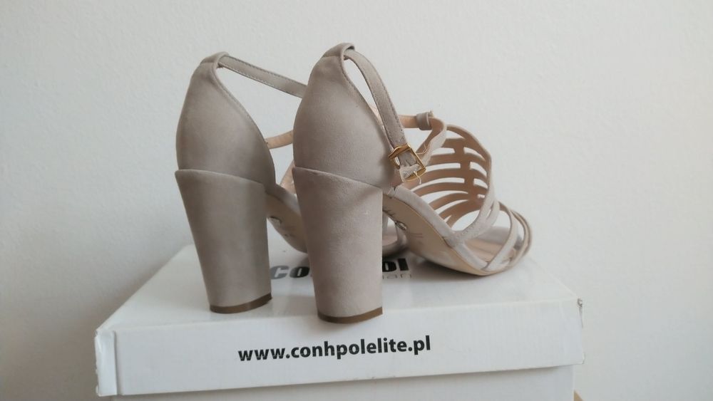 Piękne zamszowe buty sandałki