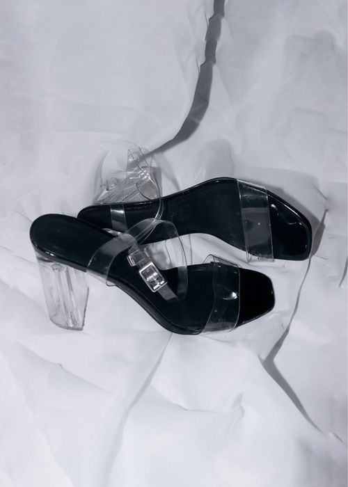 Босоніжки на прозорому каблуку