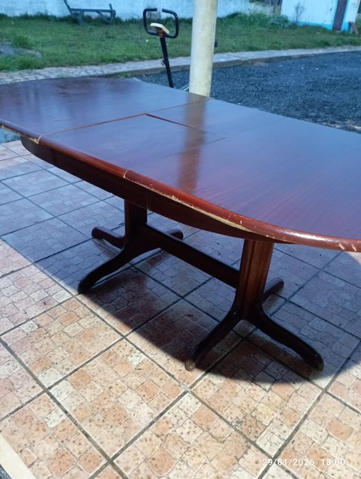 Mesa oval em madeira maciça