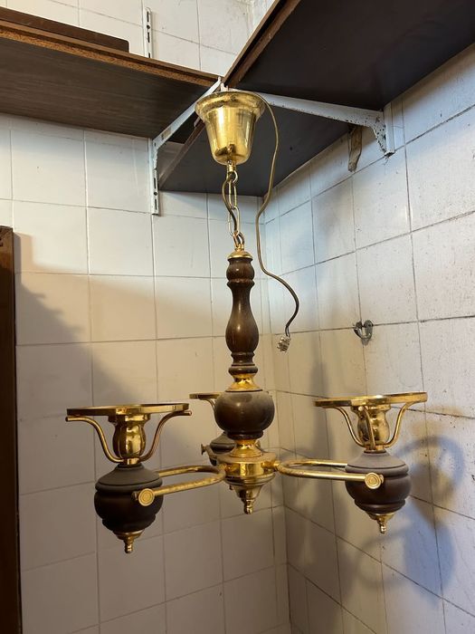 Candeeiro de teto vintage em madeira e latão – 3 braços
