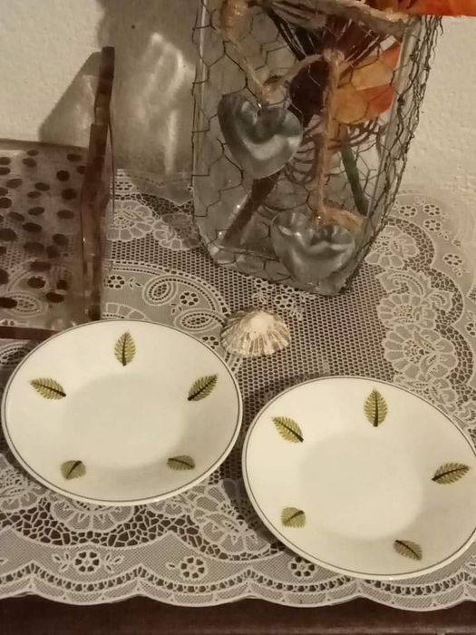 Belo prato e dois pires de porcelana