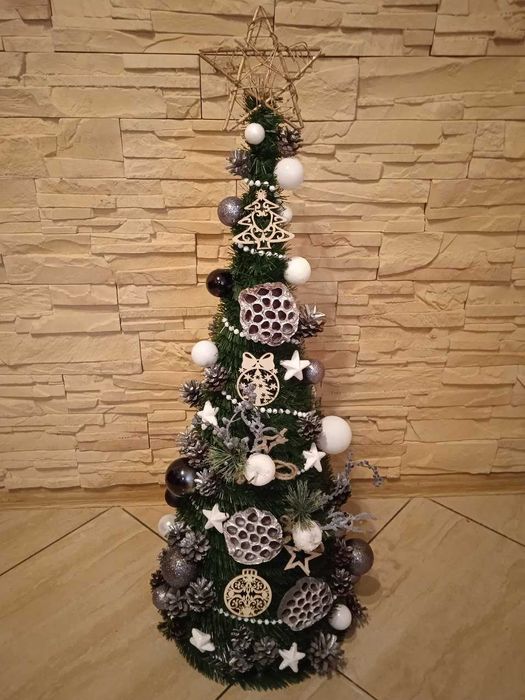 Choinka stożek 80 cm z lampkami i ozdobami PRODUCENT
