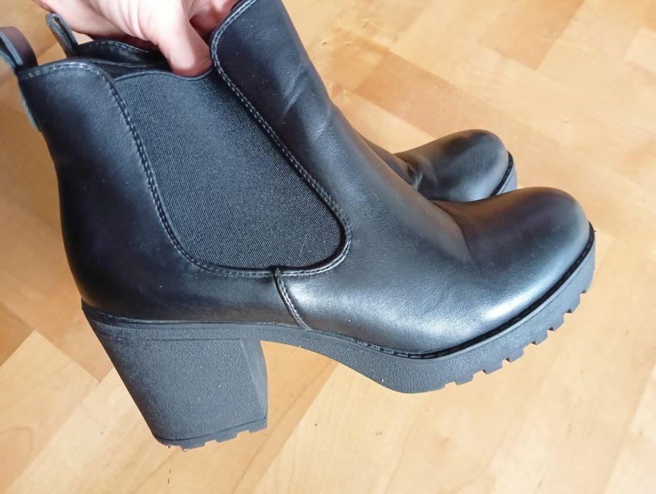 Botki czarne 39 .