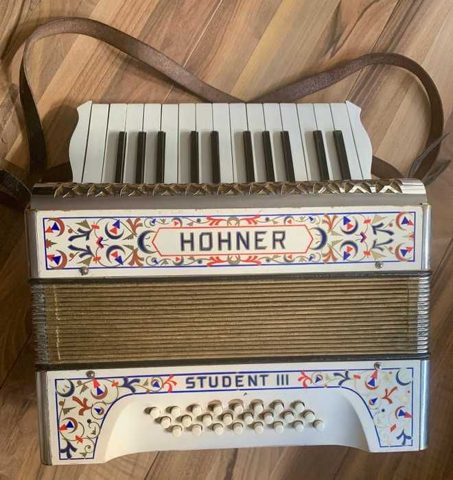 Bonito Acordeão Hohner à 3 voz, todo funcional, muito bem conservado
