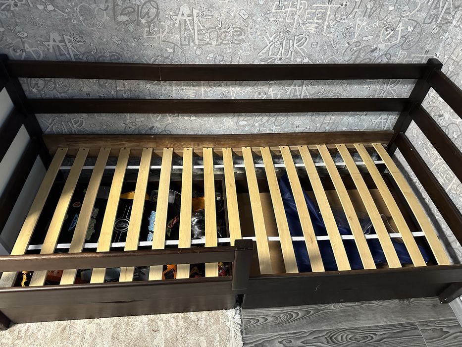 Кровать с натурального дерева( сосна) с матрасом