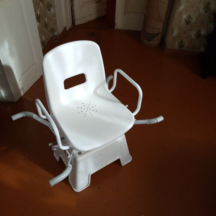 Сидіння для ванни зі спинкою