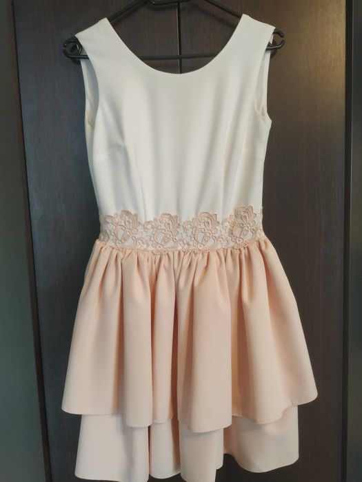 Rozkloszowana Morelowa Sukienka