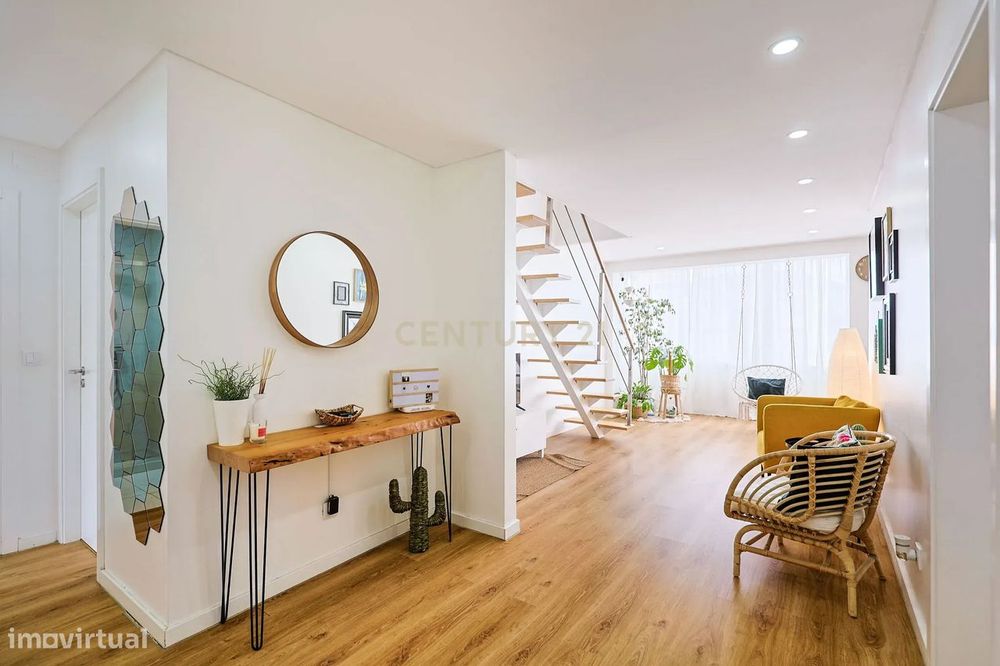 T3 Duplex Remodelado com Terraço no Centro do Feijó — Laranjeiro E Feijó, Setúbal