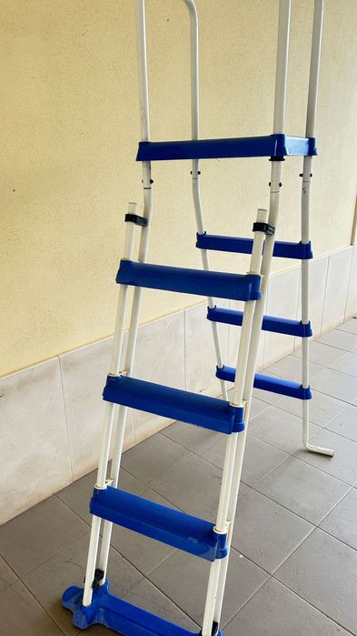 Escada de piscina