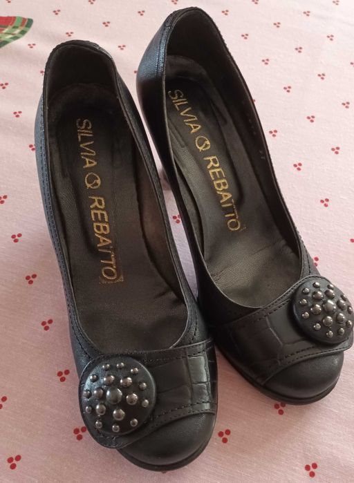 Sapatos elegantes com salto