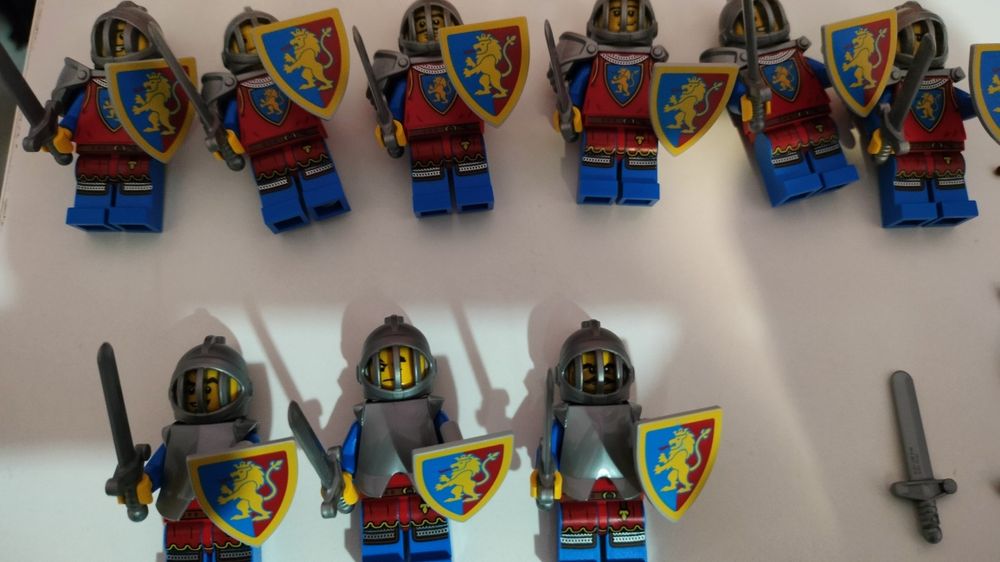 Lego mix 9 minifigurek rycerzy herbu lwa
