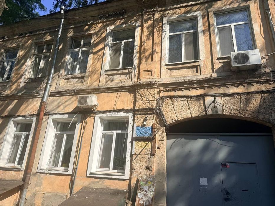 Продам 2 кімнатну на Болгарській. (3-346-330)